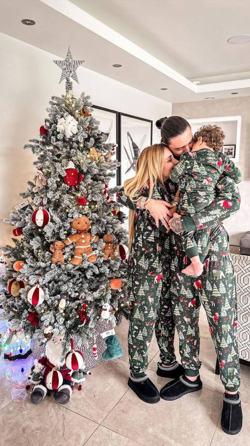 Darwin Núñez - El delantero uruguayo del Liverpool estuvo en las fiestas navideñas con su pareja Lorena Mañas e hijo.