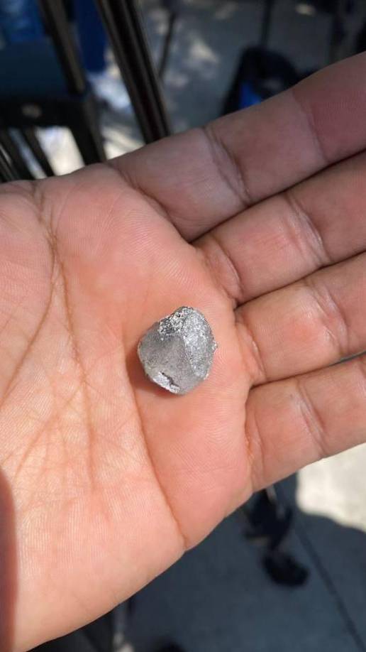 Según relatos de algunos comunicadores, la puerta principal de donde salen los jugadores fue abierta y repentinamente lanzaron un petardo que provocó el susto de todos los presentes.