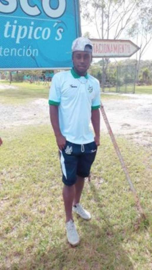 Emerson Lalín, ex jugador del Platense, realiza una prueba con el Vida que dirige Raúl Martínez Sambulá.