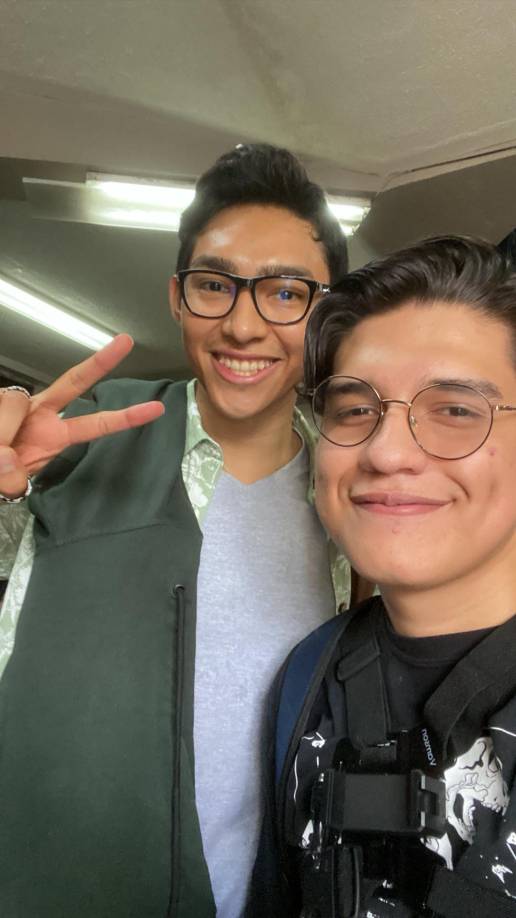 El joven Carlos Cáceres se fotografió frente al youtuber, y dijo aspirar a ser humilde como él.