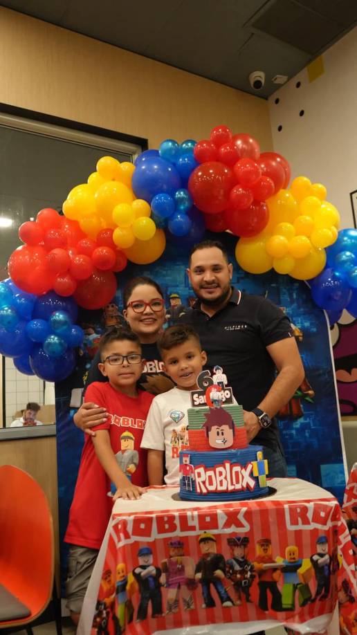 Ariela y Dennis tienen dos hijos: Mateo Alexander y Santiago, quienes son el orgullo de la pareja. 