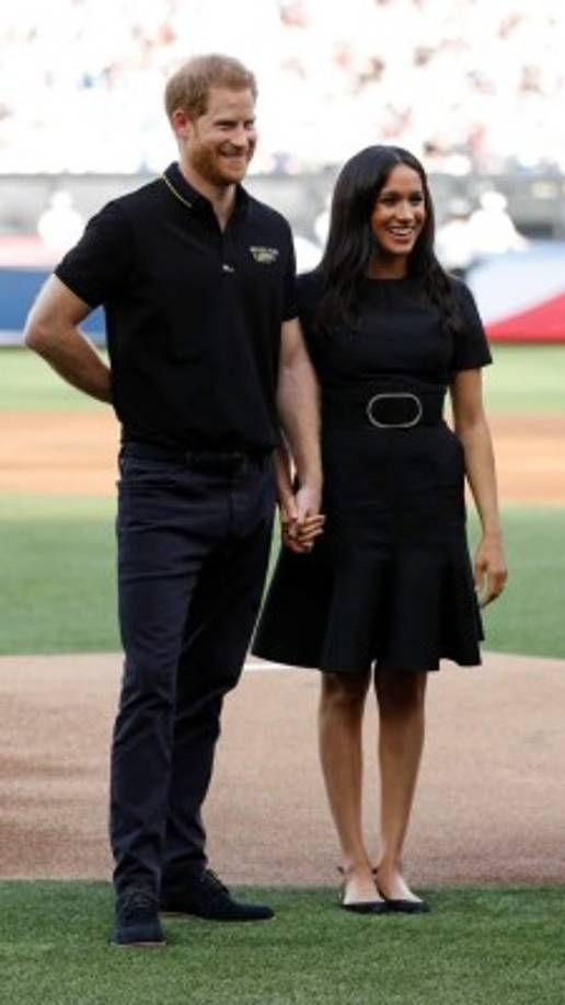 El Príncipe Harry y Meghan salieron al campo antes del inicio de la primera de una serie de dos juegos entre los New York Yankees y los Boston Red Sox en el Estadio de Londres, a la vista de unos 66,000 espectadores en el recinto.