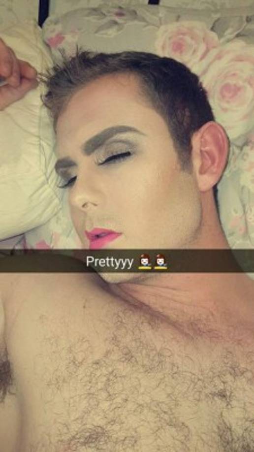 La chica que labora de recepcionista publicó las fotos en su cuenta de Facebook donde advirtió: 'Fue muy divertido, pero espero que lo piense dos veces antes de hacerlo de nuevo'.