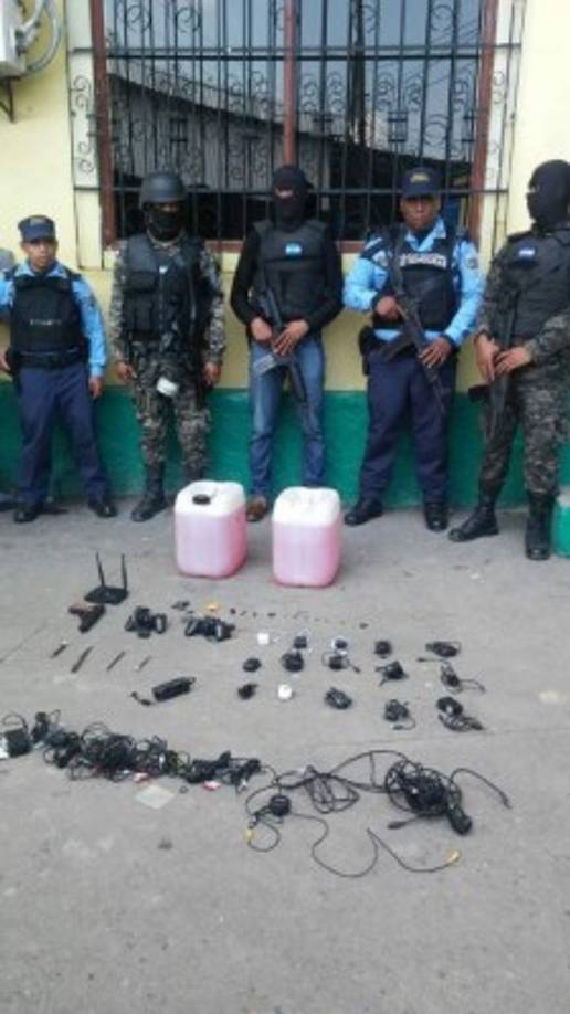 Además se halló un cable para internet lo que hace ver que en el centro penal los internos permecen conectados a la red.<br/>