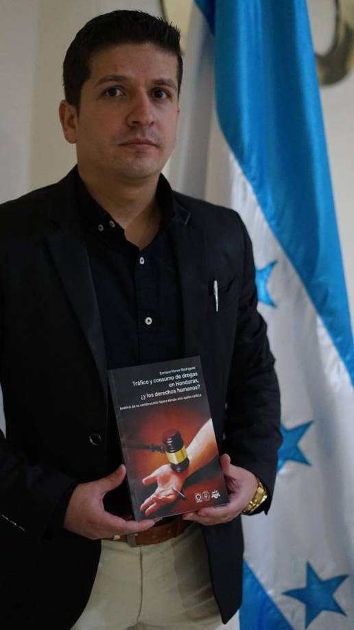 El abogado Enrique Flores posa con su obra