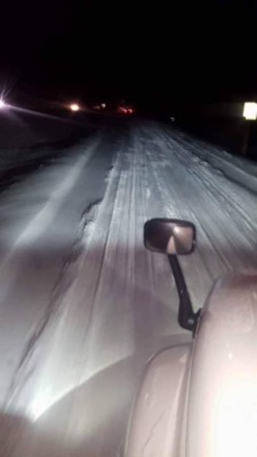 German Cruz Santos dice: 'Así se maneja en el norte de California y Oregon'. Las autoridades han pedido a los conductores precaución al transitar por las autopistas tras el paso de la tormenta.<br/>