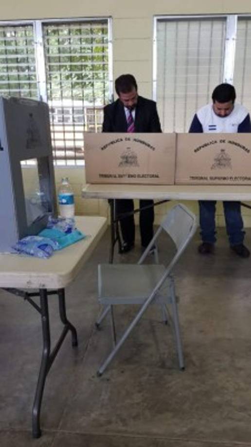 El pastor de la Iglesia de Cristo Ebenezer, mientras ejercía su voto.