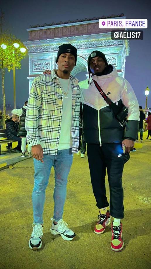 Alberth Elis se reencontró con su compañero de la Selección de Honduras, Deiby Flores, y disfrutaron de París.