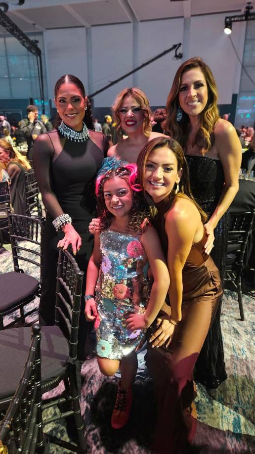 De izquierda a derecha: Francisca Lachapelle, Marcella Gonzalez, Maity Interiano junto con Mía Marcella y Michelle Galván.