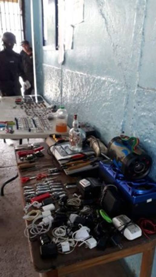 También decomisaron objetos cortopunzantes, teléfonos celulares y aparatos electrodomésticos.