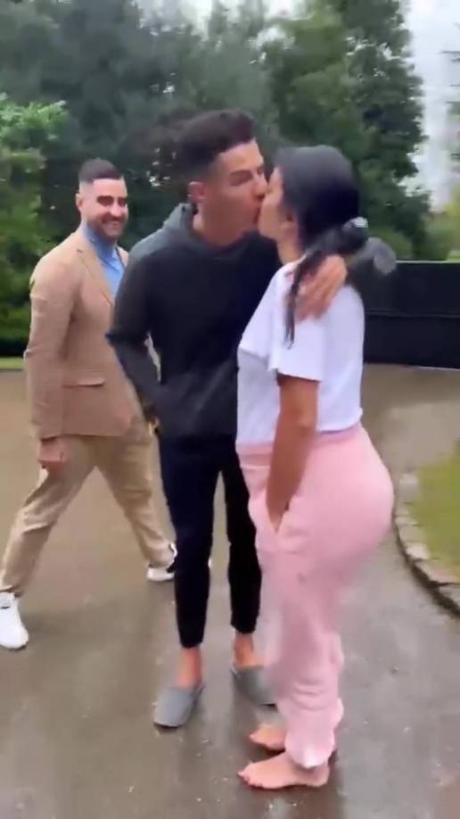Tras ver el espectacular vehículo, Cristiano Ronaldo le dio un tremendo beso a su amada chica Georgina Rodríguez.