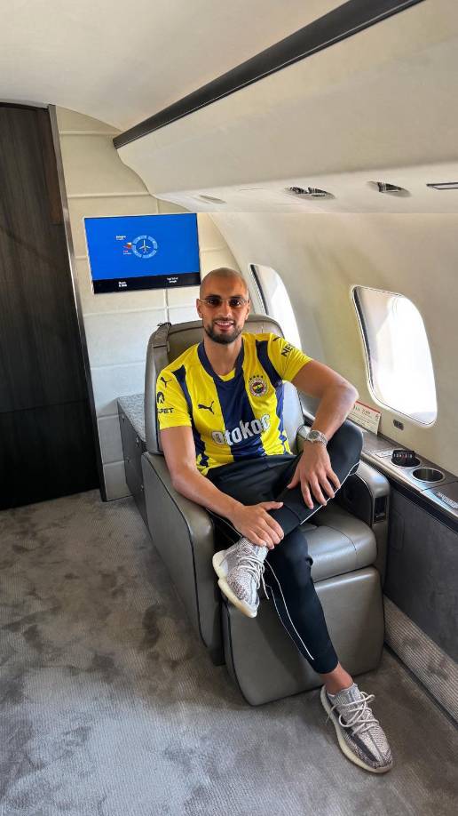 OFICIAL / Amrabat viaja a Turquía para ser nuevo jugador del Fenerbahçe.