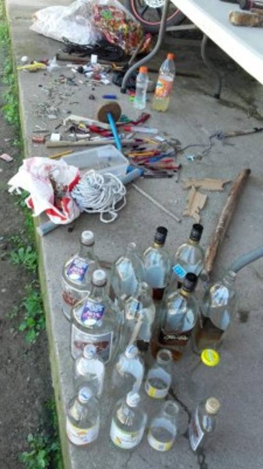 Objetos decomisados durante los operativos en los centros penales del país.