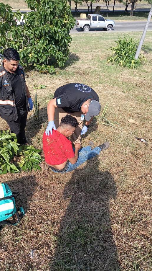 ”Lo que quiere es una caguama”, le gritaron y el joven se comenzó a reir y con su cabeza, al buen estilo hondureño la movió de arriba hacia abajo, como diciendo que sí. <a rel="noopener noreferrer" href="https://www.laprensa.hn/videos/sucesos/creian-que-estaba-muerto-pero-anda-borracho-DJ21828308" target="_blank">NO ESTABA MUERTO, ANDABA DE PARRANDA</a>
