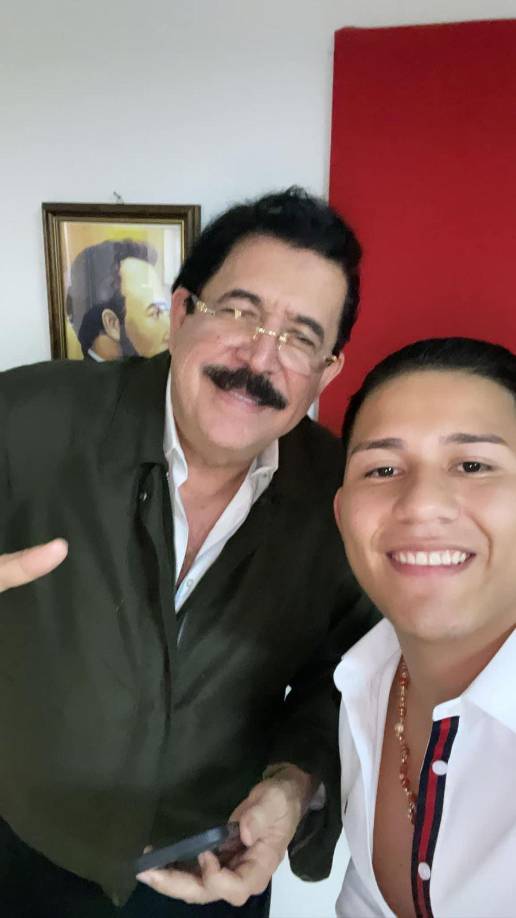 El tiktoker, en diversas fotografías, se muestra muy cercano con diversos líderes del partido Libertad y Refundación (Libre), entre ellos, el coordinador de ese instituto político, el expresidente Manuel Zelaya (2006-2009). 