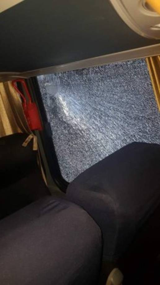 A pedradas agarraron los aficionados del Olimpia el autobús del Alianza.