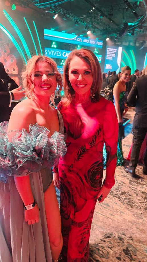 Marcela capturó esta foto del recuerdo con la reconocida periodista María Elena Salinas. 