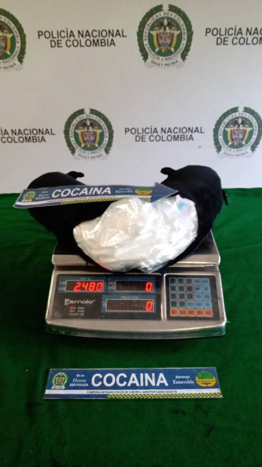 Tras realizar una revisión física, los agentes descubrieron una sustancia pulverulenta que, al ser sometida a pruebas de campo P.I.P.H., dio positivo para cocaína. El peso bruto del cargamento encontrado fue de 5.450 gramos.
