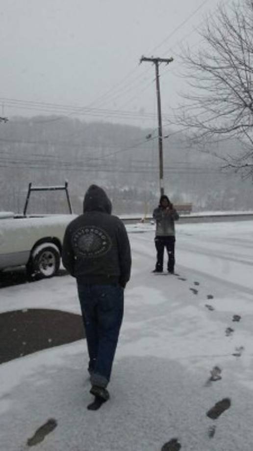 Luis Vásquez y uno de sus amigos tomaron imágenes de la nevada en su camino al trabajo.