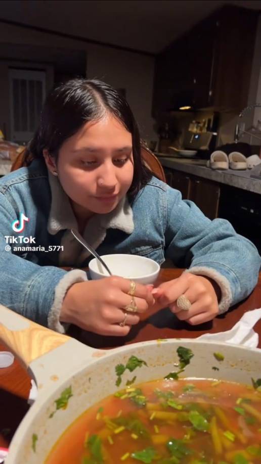 En el video, Ana María graba la interacción entre su hija Mariana y su esposo. La joven le pide dinero a su padre para comprar un regalo de Navidad para su novio, Kevin.