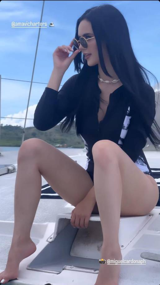 Zu Clemente a través de su cuenta de Instagram comparte su viaje por Roatán, y se le ve contenta disfrutando de las paradisíacas playas, en un yate posando en traje de baño de una sola pieza. 