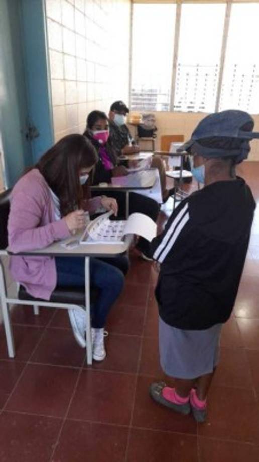 Con mucho entusiasmo Alba María Gómez de 60 años de edad salió desde temprano de su vivienda para ejercer el sufragio.