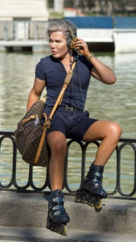 Alves divide su vida entre Marbella, España, y Londres, Inglaterra. En Instagram cuenta con 265,000 seguidores que siempre están pendientes de sus transformaciones físicas.<br/>