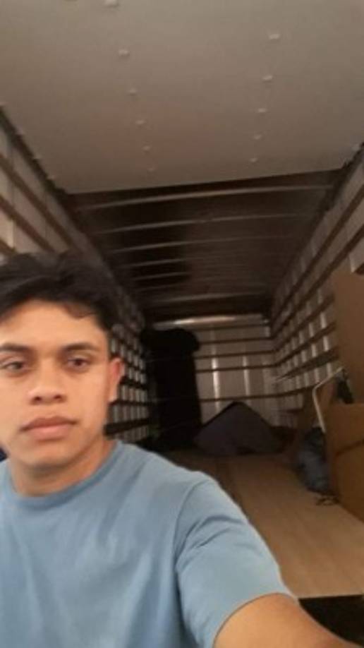 'Trabajando en la mudanza', escribió Wil Hernández.