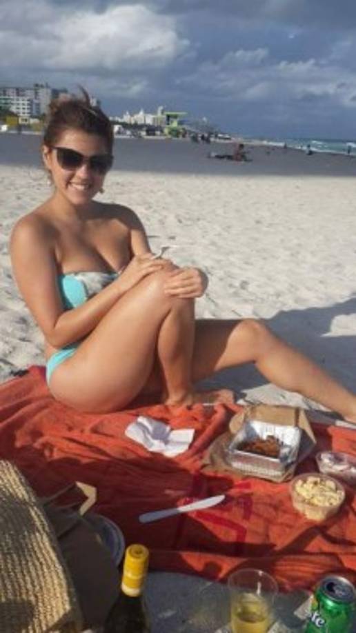 Debbie forma parte del programa 'Las pícaras', un programa producido en Miami y que se puede ver en el Canal nacional GO TV.