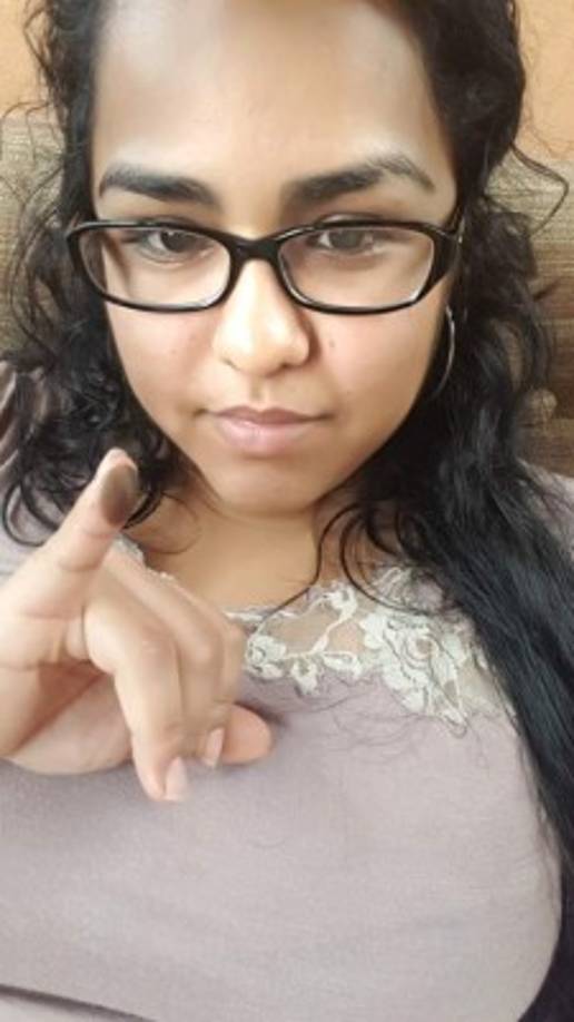 Carolina Márquez de San Jorge Cofradía, Cortés, muestra su dedo manchado después de votar.