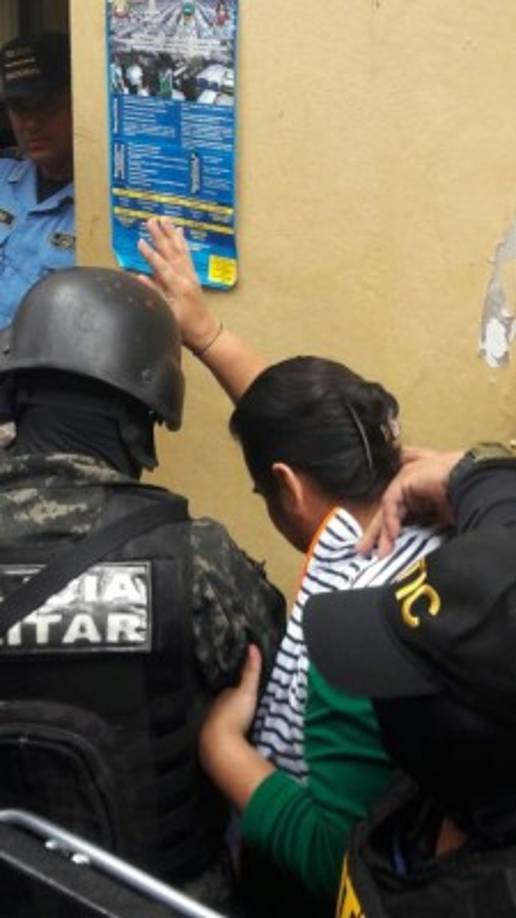 Bonilla 'es investigada por supuesta sustracción de 12 millones de lempiras (unos 500.000 dólares) de la cuenta de la oficina del Despacho de la Primera Dama a una cuenta personal, seis días antes de que entregara su esposo la presidencia de la República el 27 de enero del 2014', añadió.<br/>