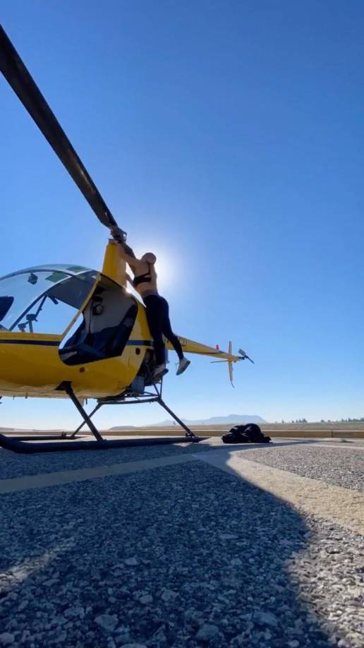 La hermosa Kinsey ha sorprendido a todos al sacar la licencia de piloto de helicóptero, algo que presume mucho en sus redes sociales.