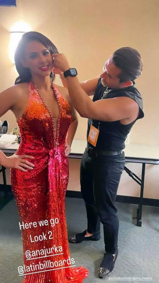 La bella conductora catracha destacó con su carisma y belleza.