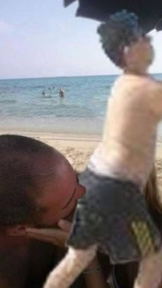 El trasero del niño recibiendo el beso.