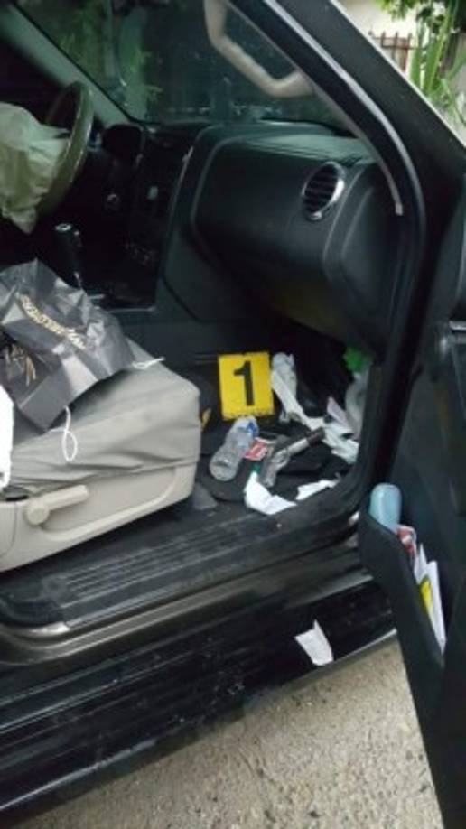 En ese momento, los perseguidos por la autoridad salieron del automotor y se escondieron en varias casas.<br/>