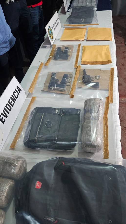Durante su captura, se le decomisó un arma de fuego tipo revólver, 180 envoltorios con supuesto crack, un teléfono celular y una mochila. El detenido fue remitido a la Fiscalía de turno por los delitos de portación ilegal de arma de fuego de uso permitido y tráfico de droga, en perjuicio de la salud de la población del Estado de Honduras.