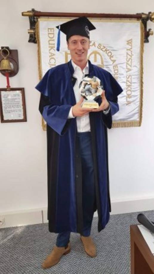 Robert Lewandowski después de terminar su tesis en la universidad en Varsovia, Polonia, el 9 de octubre de 2017.