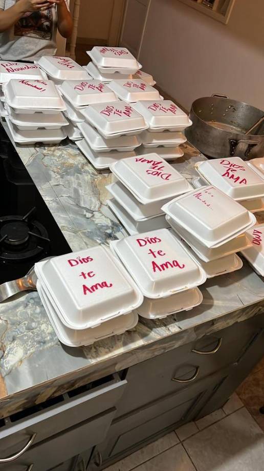 “No publicamos las fotos para presumir, si no para que esto sirva de ejemplo. Así como nosotros nos inspiramos al ver a Grevil Alvarado regalar en la bestia, otros lo pueden hacer. Aquí no hay lucro, solo amor al prójimo”, apunta Isabella.