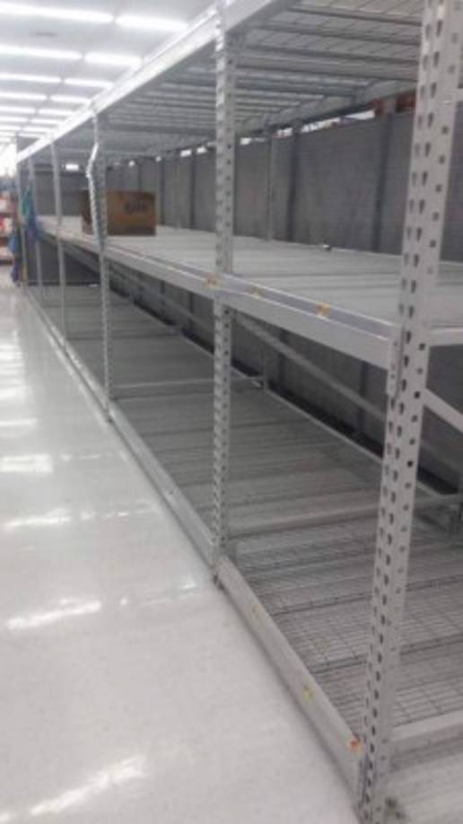 Los hondureños mostraron cómo quedaron barridos los supermercados.