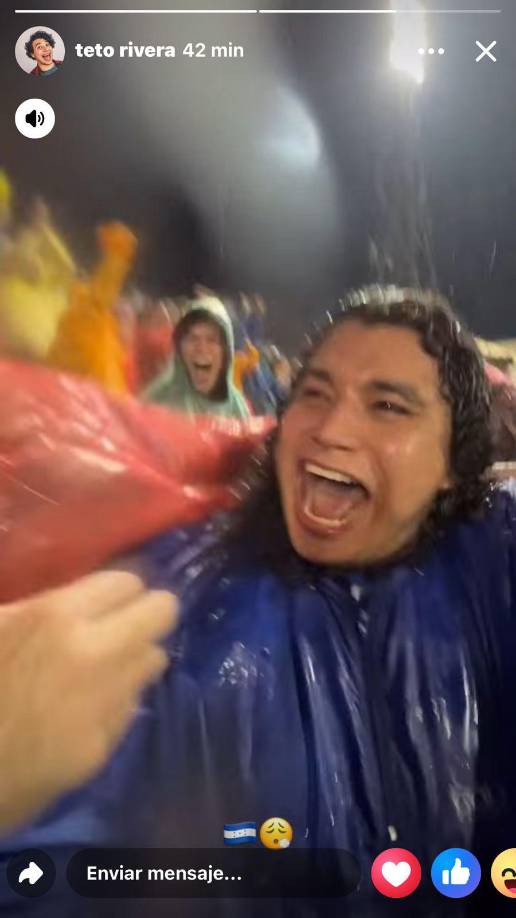 Otro tiktoker también asistió al estadio, tal es el caso de Teto Rivera, quien celebró con todas sus fuerzas ambos goles de la bicolor. La lluvia no lo detuvo y desde temprano ya estaba listo para apoyar.