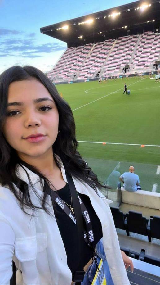 Desired Majano no perdió la oportunidad de sacarse una selfie en la práctica de la Albiceleste en el DRV PNK Stadium.
