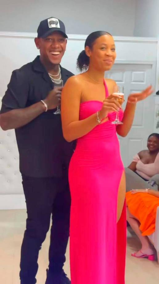 ‘El Romántico’ se mostró muy contento de compartir ese momento con su pareja Shanee Mclaughlin.