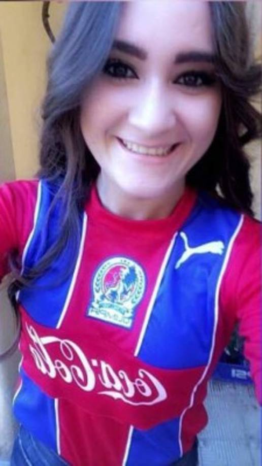 Lyssi siempre se pone la camisa del Olimpia en cada partido.