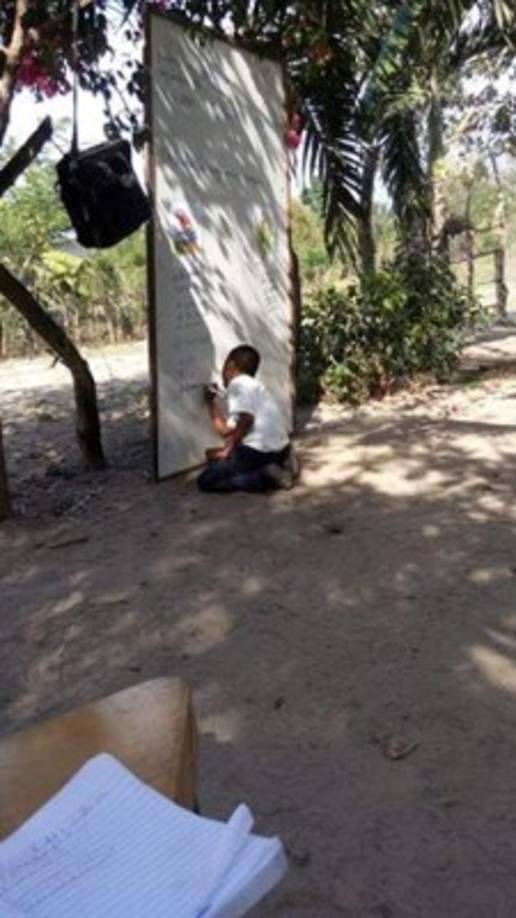 Atrás del bordo de la 6 de Mayo. Este sábado la maestra de los menores de la foto habló con Diario LA PRENSA. <br/>