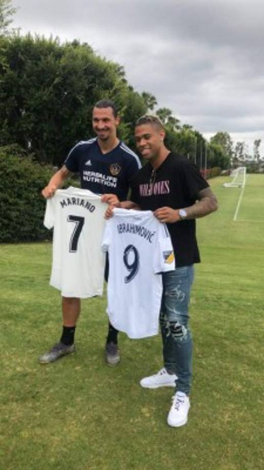 Mariano Díaz y Zlatan Ibrahimovic intercambiaron camisetas de Real Madrid y Los Angeles Galaxy en Estados Unidos.