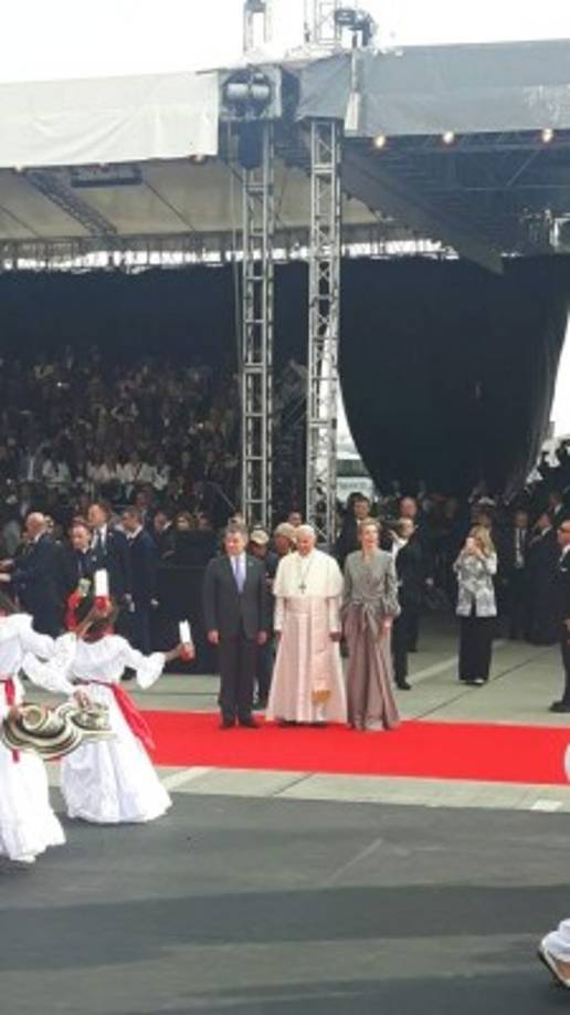 <br/>Después de los saludos protocolarios, dos grupos folclóricos bailaron danzas típicas colombianas, entre ellas la popular 'Yo me llamo cumbia', cuya presentación Santos explicó al obispo de Roma, que la siguió atentamente.