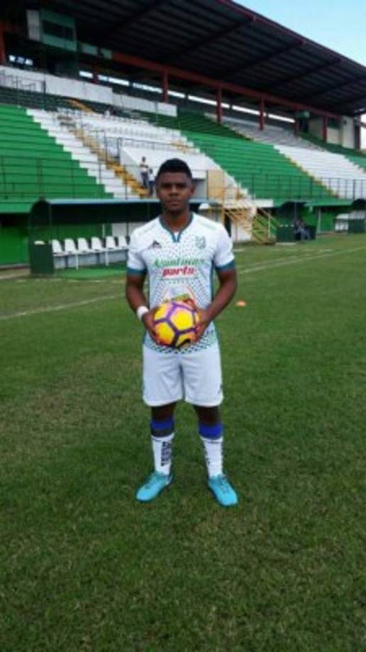 Elvis Jefferson Scott es hijo del exdelantero del Platense, Olimpia y Marathón. Juega de atacante en las Reservas del Platense.