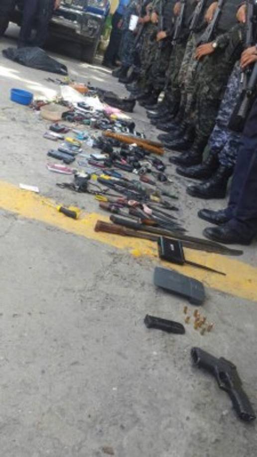 Un arma de fuego, teléfonos celulares, dinero, machetes, destornillares, un router y controles remoto en el Centro Penal de San Pedro Sula después que los reclusos se amotinaran durante la madrugada tras un apagó de energía eléctrica.