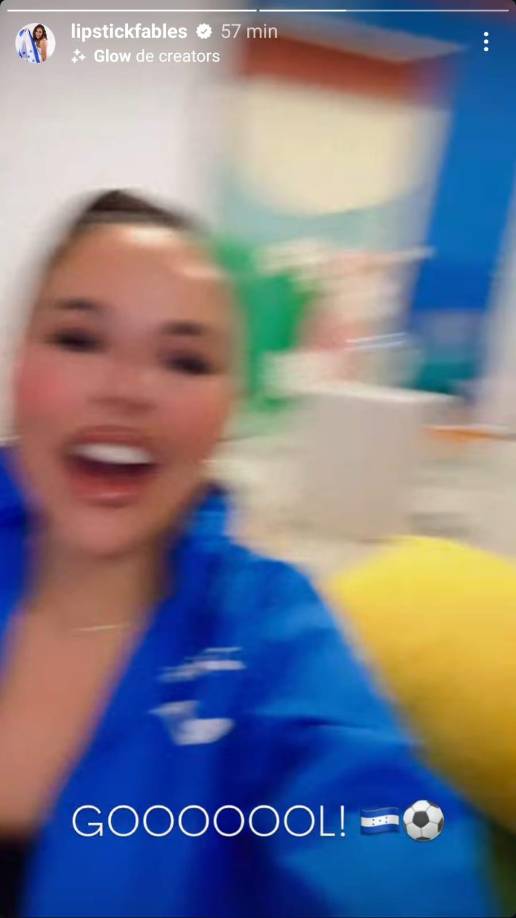 Lipstickfables también se mostro activa en su Instagram, ante el primer gol de Honduras publicó su efusiva reacción, mientras miraba el partido con su hermana Majo Alvarado y dos amigas. 
