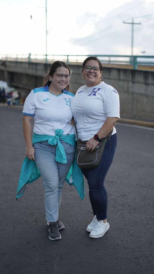 Las aficionadas catrachas presentes en el Estadio Nacional para el Honduras vs Jamaica.